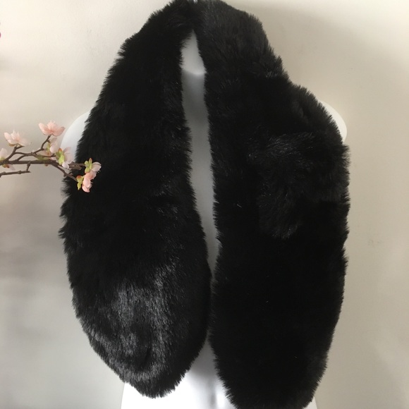 Banana Republic Black Faux Fur Scarf - Picture 2 of 7